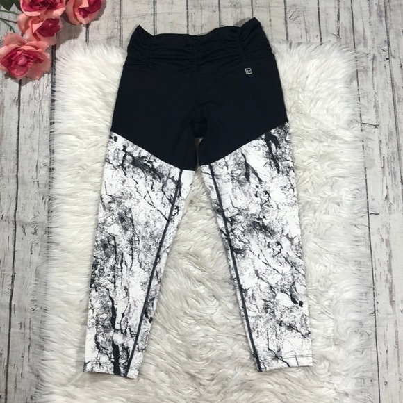 Body Language Revolve Scrunch Marble Crop Leggings - Picture 1 of 12